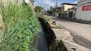 Esgoto aberto, em São Gonçalo. Foto: Larissa Moura.