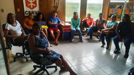 Equipe da REDECCAP sentado em cadeiras formando uma roda, homens e mulheres.