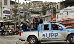 Agentes da Unidade de Polícia Pacificadora atuando no Complexo do Alemão (RJ)